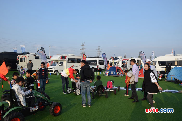 房車亮相第五屆中國汽車（房車）露營大會露營裝備及房車展覽會