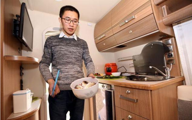 32歲成都小伙7年攢30萬 不買房子買房車 看遍天下風景