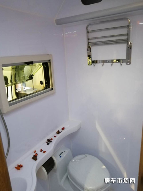 首付10萬提愛旅途大通C型2019款房車