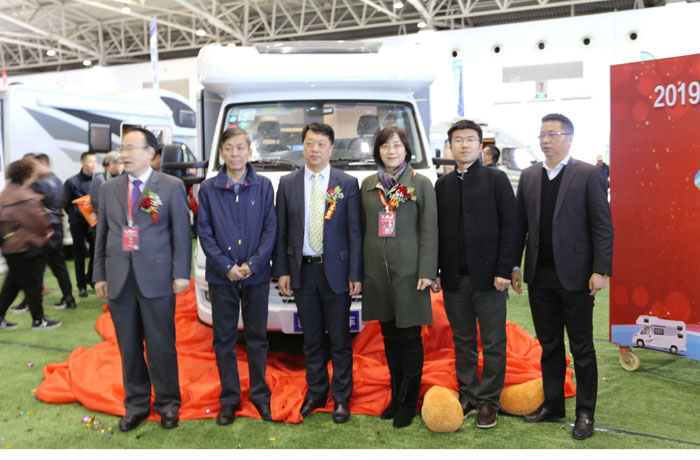 雅升新款依維柯小額頭C型房車北京發布