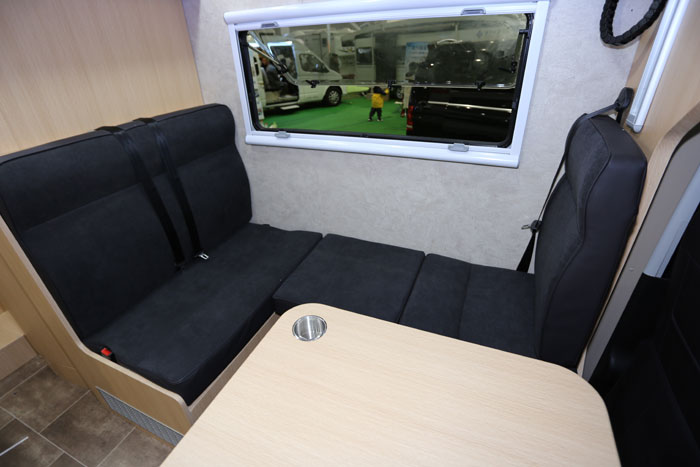 雅升新款依維柯小額頭C型房車北京發布