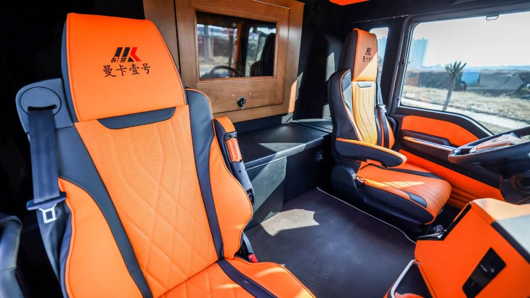 什么操作？硬升頂再配飛橋？曼卡壹號(hào)居然設(shè)計(jì)了一款美式家裝的重卡房車-11.jpg