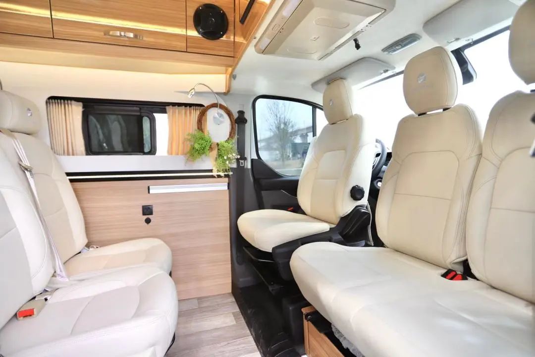 用福特T6底盤打造的小房車長(zhǎng)什么樣？動(dòng)力強(qiáng)、配置高，主打一個(gè)性價(jià)比-2.jpg