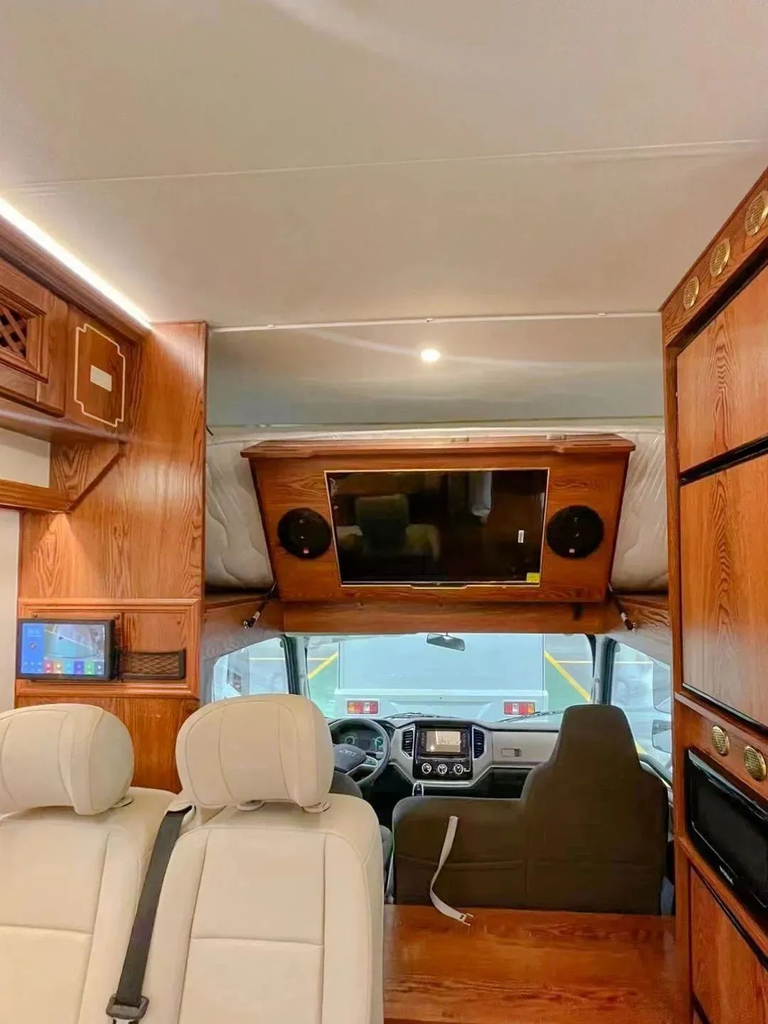 輕卡C型房車，實(shí)木內(nèi)飾，同時(shí)具備超大廚房區(qū)，支持48伏系統(tǒng)，支持個(gè)性化定制-4.jpg