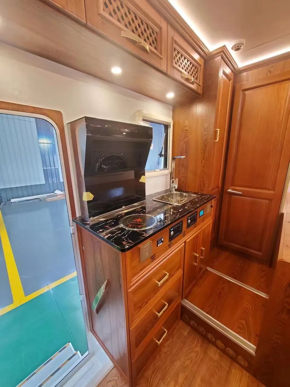 輕卡C型房車，實(shí)木內(nèi)飾，同時(shí)具備超大廚房區(qū)，支持48伏系統(tǒng)，支持個(gè)性化定制-6.jpg