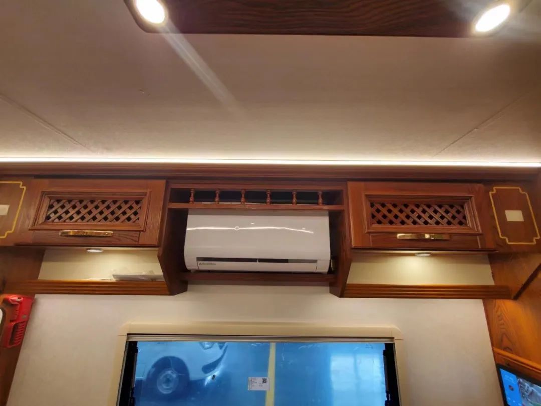 輕卡C型房車，實(shí)木內(nèi)飾，同時(shí)具備超大廚房區(qū)，支持48伏系統(tǒng)，支持個(gè)性化定制-8.jpg