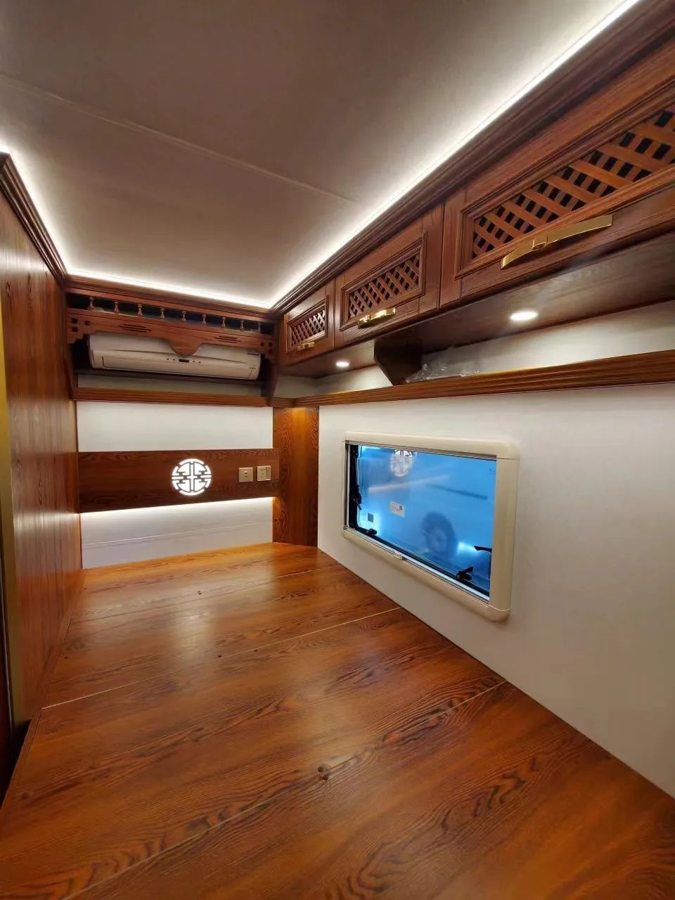 輕卡C型房車，實(shí)木內(nèi)飾，同時(shí)具備超大廚房區(qū)，支持48伏系統(tǒng)，支持個(gè)性化定制-9.jpg
