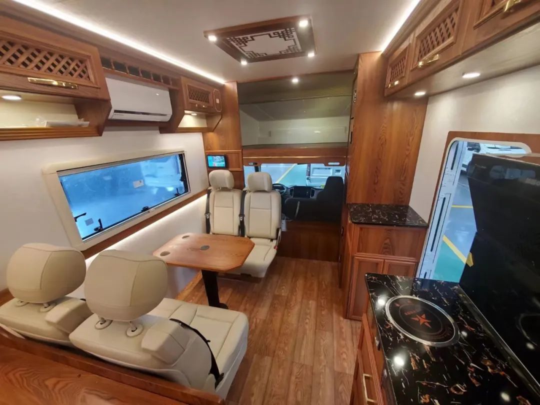 輕卡C型房車，實(shí)木內(nèi)飾，同時(shí)具備超大廚房區(qū)，支持48伏系統(tǒng)，支持個(gè)性化定制-7.jpg
