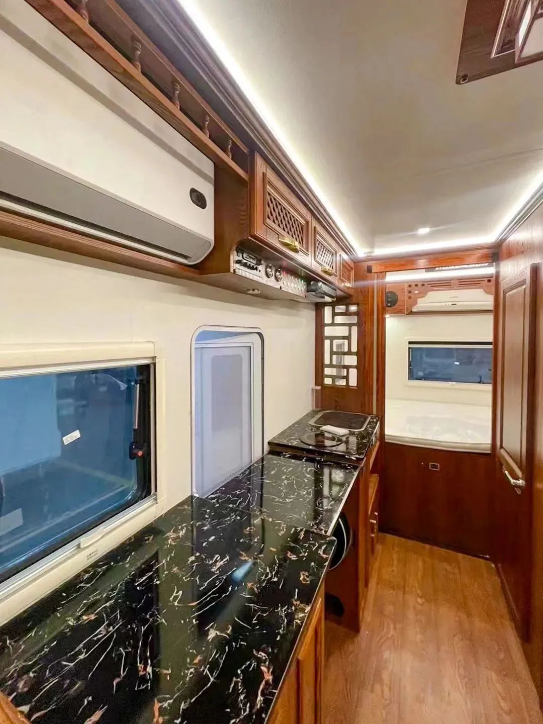 輕卡C型房車，實(shí)木內(nèi)飾，同時(shí)具備超大廚房區(qū)，支持48伏系統(tǒng)，支持個(gè)性化定制-10.jpg