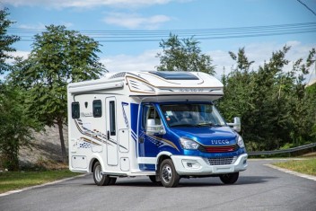 依維柯S800小額頭C型房車